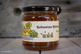 Blütenhonig natürlich im Angebot

Wieder sammelten die Bienen einen in Farbe und Geschmack unterschiedlichen Honig als im letzten Frühling. Dieses Jahr ist der Honig dunkler, mit ein bisschen mehr Aroma. 

Der Honig ist das Produkt der gesammelten Blüten rund um den Buchbühl in Killwangen. Was die Bienen finden hängt stark vom  Wetter und den Pflanzen in der Blütentracht ab. Auch für uns extrem spannend, dass dies jedes Jahr so stark variert.

#honig #killwangen #aargau #limmattal  #imker