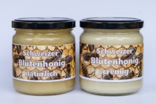 Blütenhonig jetzt bestellbar. (Link in Bio)

Unser Honig kommt aus unserer Imkerei in Killwangen. Die Bienen sammeln den Honig hier im Dorf und so wandert er direkt und vollkommen naturbelassen – ohne Zusatzstoffe, ohne Erhitzen, mit vollem Geschmack auf deinem Honigbrot.

Die Vorteile auf einen Blick:

100 % natürlich – unbehandelt und schonend geerntet 

Aus der Region – kurze Wege, maximale Frische, Lieferung mit Velokurier

Bienenfreundlich – Unterstützung nachhaltiger Imkerei

Goldsiegel Zertifiziert – Wir sind eine geprüfte Goldsiegel-Imkerei und verpflichten uns hohen Qualitäts- und Produktions-Anforderungen 

#honig #bienen #biendli #honey #imker #imkern