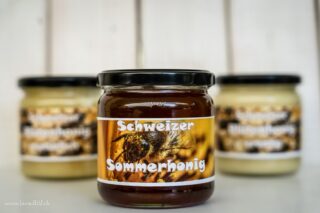 Jetzt auch verfügbar unser Sommerhonig

Sommerhonig ist meist aromatisch und kräftiger im Geschmack als Frühlingshonig. Seine Farbe reicht von goldgelb bis bernsteinfarben. 

Er hat oft eine ausgewogene Süsse, begleitet von würzigen und leicht malzigen Noten, je nach Anteil der verschiedenen Nektarquellen. Bestandteile der Tracht in Killwangen (Gärten, Felder, Wald): 

Gärten: Himbeeren, Brombeeren, Obstbäume (Apfel, Kirsche, Zwetschge), Zierpflanzen, Linden zum Beispiel die zwei grossen bei der Kirche. 

Felder: Klee, Luzerne, Sonnenblumen, Raps (späte Sorten), Phacelia, Buchweizen 

Wald und Waldrand: Linde, Edelkastanie, Himbeer- und Brombeersträucher, Waldblumen, sowie bei günstigen Bedingungen auch Waldhonigtau von Fichte oder Tanne 

Damit ist Sommerhonig aus Killwangen ein vielseitiger Blütenhonig mit gelegentlichem Waldanteil, was ihn besonders aromatisch und gehaltvoll macht.

Immer noch verfügbar auch unser Blütenhonig vom Frühling. Für Bestellungen und Informationen besuchen Sie bitte unsere Homepage. Link in Bio oder unter www.biendli2.ch