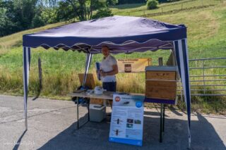 Am Donnerstag durften wir mit einem Infostand  bei der Einweihung des Kulturtreffs Killwangen (ehemals Schützehüsli) vertreten sein. 

Wir informierten die interessierten Besucher über die Verbreitung der Asiatischen Hornisse, welche jetzt auch im Limmattal sesshaft wird.

Die Asiatische Hornisse ist eine invasive, gebietsfremde Art, die ursprünglich aus Südostasien stammt. Sie gefährdet die heimische Insektenvielfalt, insbesondere Wild- und Honigbienen.

Meldungen bei einer Sichtung können unter dieser Webadresse platziert werden. 

https://asiatischehornisse.ch/

#biendli #imkern #killwangen #aargau #limmattal
